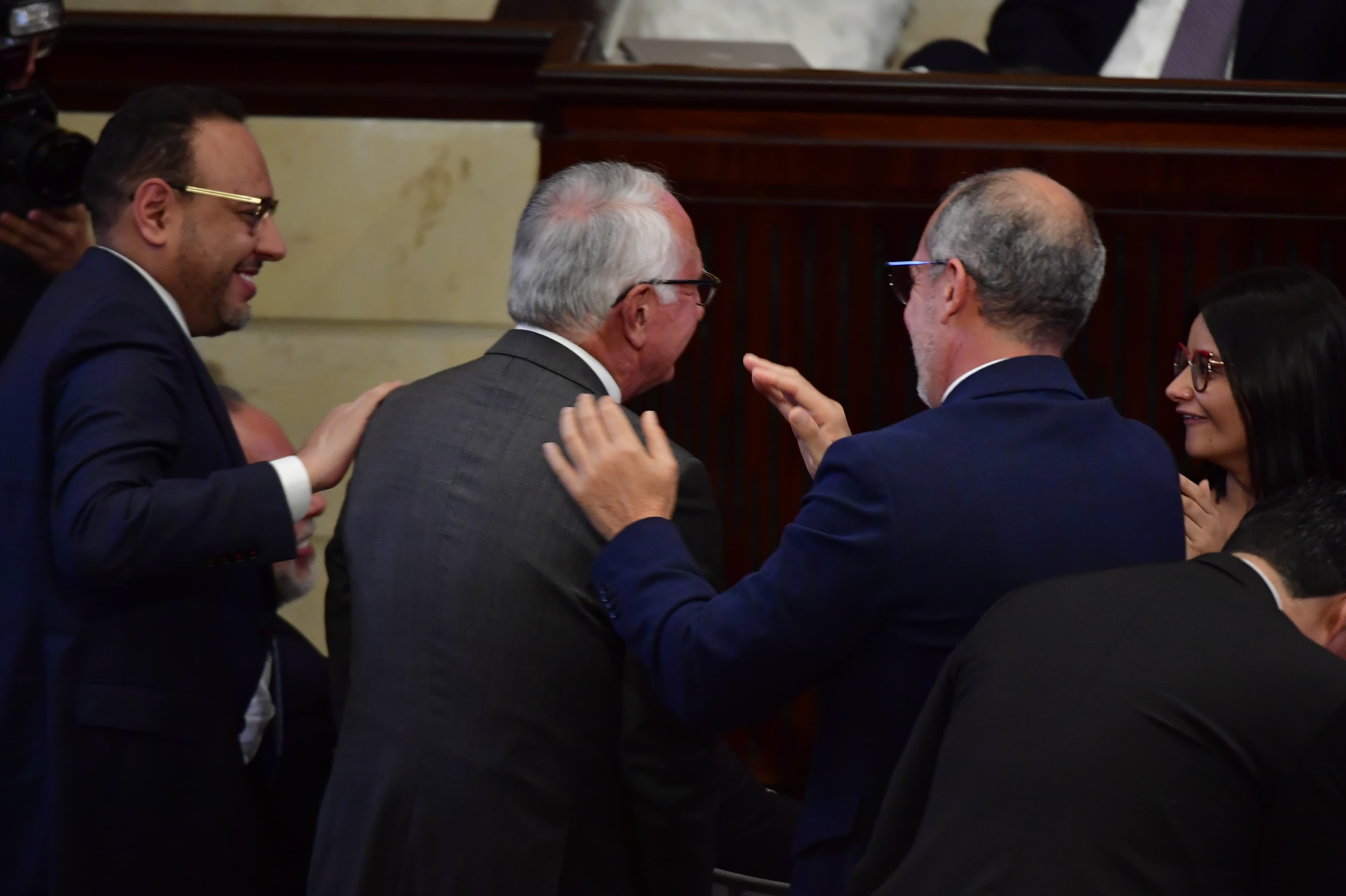 Ministro de Salud, Guillermo Alfonso Jaramillo, es aplaudido por el presidente Gustavo Petro y su gabinete durante la instalación de la última legislatura del Congreso.