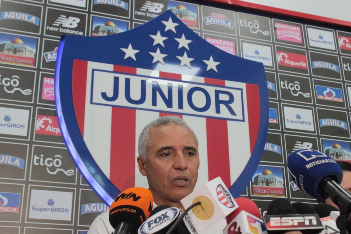 Mendoza fue jugador de Junior de Barranquilla entre 1982 y 1983.