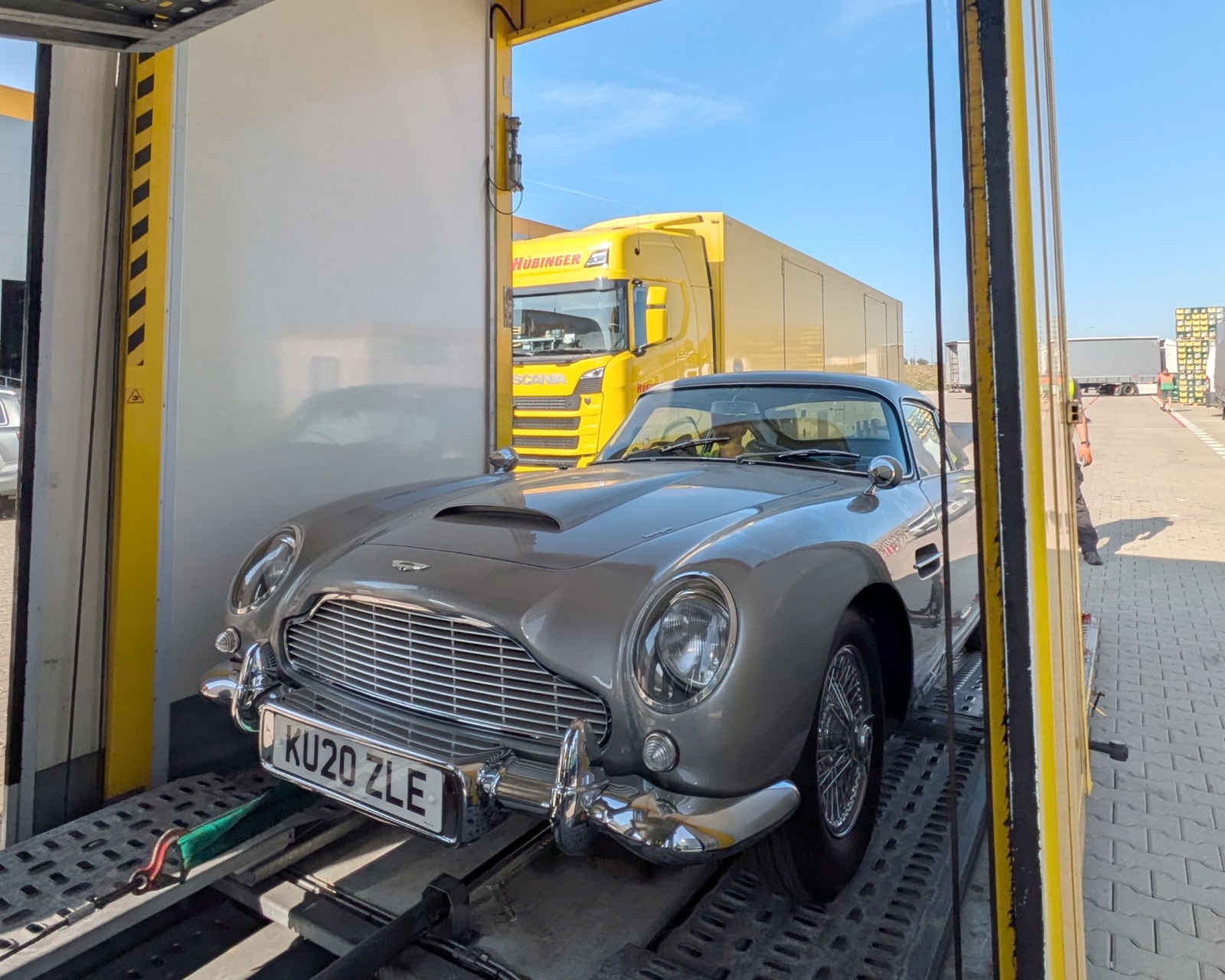 El emblemático Aston Martin DB5 de James Bond.