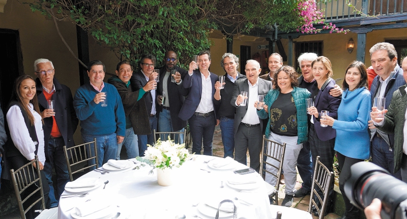 ¿Se bajará algún precandidato de la consulta de la Coalición Centro Esperanza?