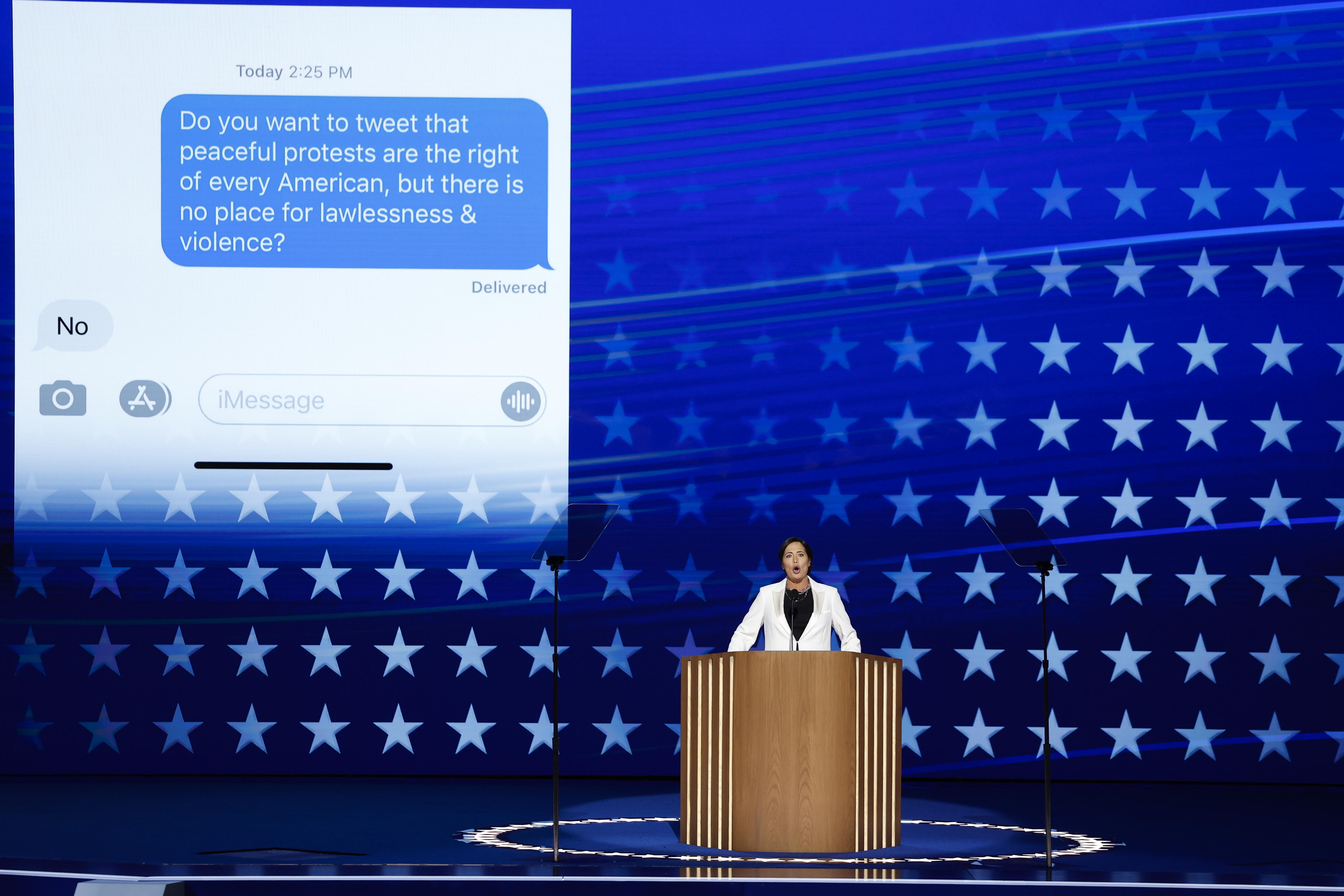 Chicago (United States), 20/08/2024.- Former Trump White House Press Secretary Stephanie Grisham speaks on the second night of the Democratic National Convention (DNC) at the United Center in Chicago, Illinois, USA, 20 August 2024. The 2024 Democratic National Convention is being held 19 to 22 August 2024 in which delegates of the United States' Democratic Party will vote on the party's platform and ceremonially vote for the party's nominees for president and vice president, Vice President Kamala Harris and Governor Tim Walz of Minnesota, for the upcoming presidential election. (Estados Unidos) EFE/EPA/CAROLINE BREHMAN