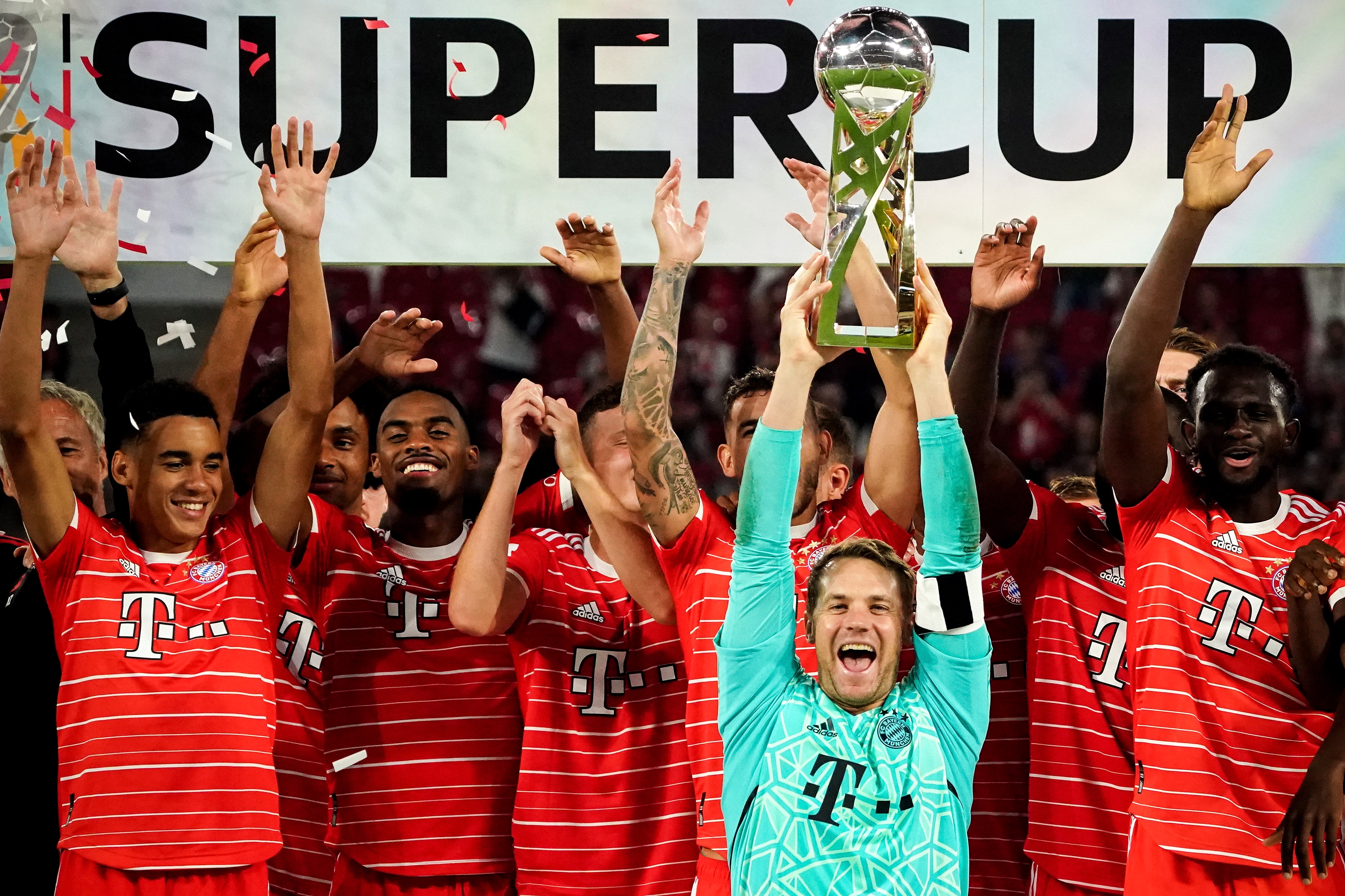 En una tarde llena de goles, Bayern Múnich levantó su primer trofeo de la temporada