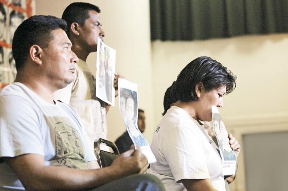 Padres de algunos de los 43 jóvenes desaparecidos aseguran que no hay pruebas científicas que confirmen que sus hijos fueron asesinados e incinerados, como lo asegura la fiscalía mexicana. / EFE