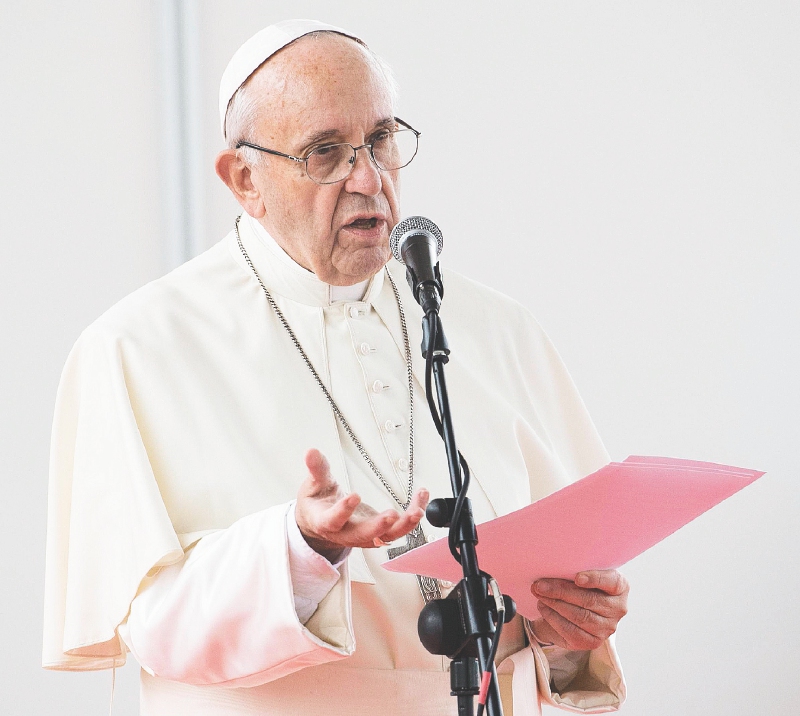 Papa dice que rezar es un diálogo con Dios y no «repetir como papagayos»