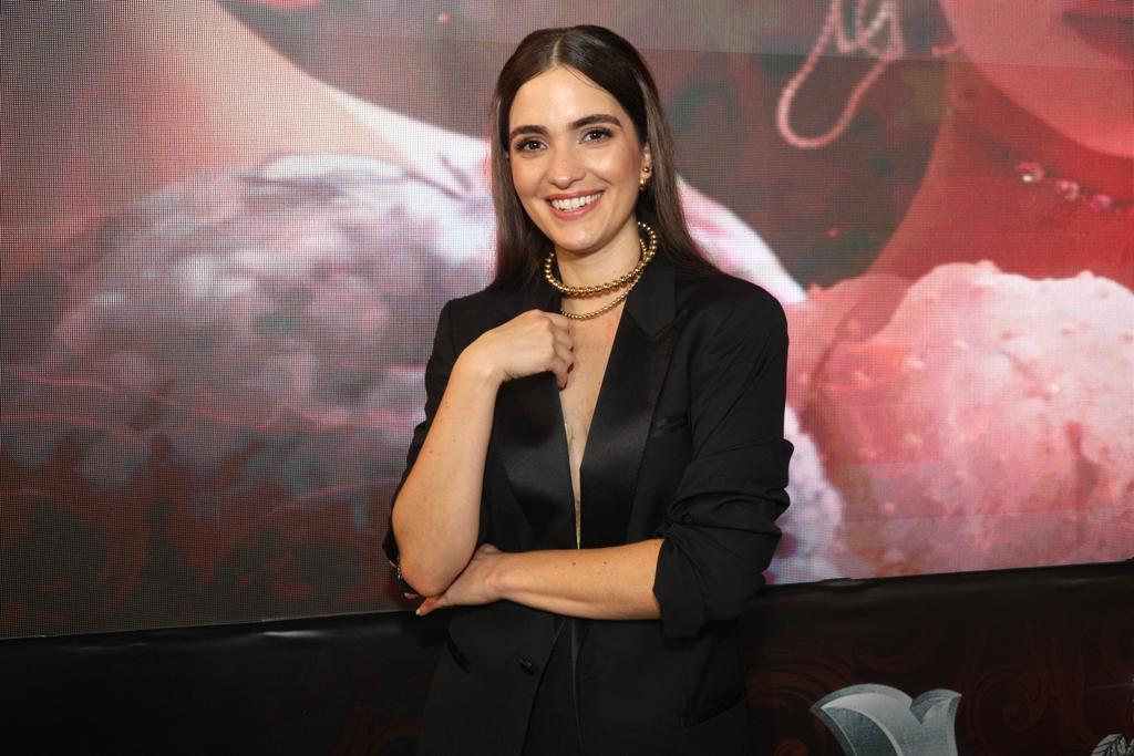 Shany Nadan, la actriz que interpreta a Carolina Villamizar afirma que: "Mi personaje es una mujer guerrera, muy valiente que me encanta por su nobleza y lealtad. Hay un lema en Carolina que es 'el deber sobre el querer', y eso es ella".