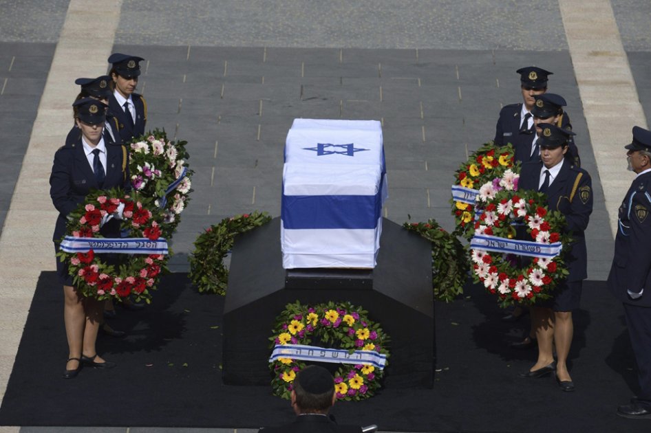 Israel enterró a su controvertido héroe Ariel Sharon