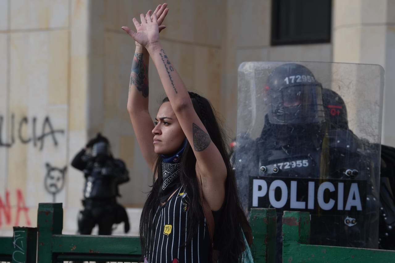 Todo empezó en la Plaza de Bolívar, donde llegaron cientos de manifestantes que percibieron la presencia del Esmad, aún cuando no se presentaron alteraciones del orden público.