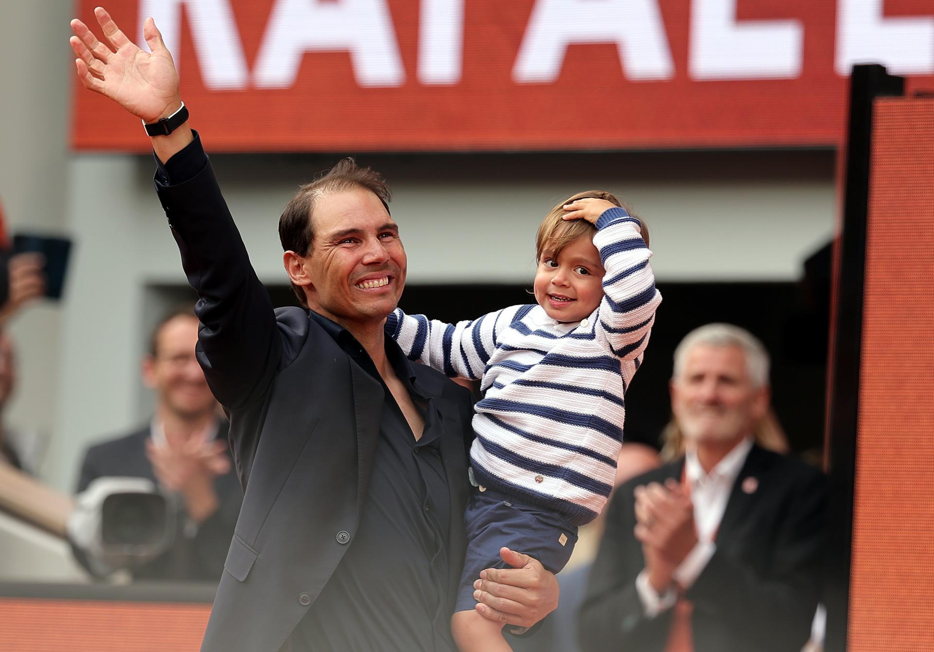 PARIS (France), 25/05/2025.- Spanish tennis player Rafael Nadal with his son Rafael attends his honouring ceremony at the Court Philippe Chatrier at the French Open Grand Slam tennis tournament at Roland Garros in Paris, France, 25 May 2025. Nadal made his first appearance at the French Open in 2005 and won the title 14 times. (Tenis, Abierto, Francia) EFE/EPA/TERESA SUAREZ