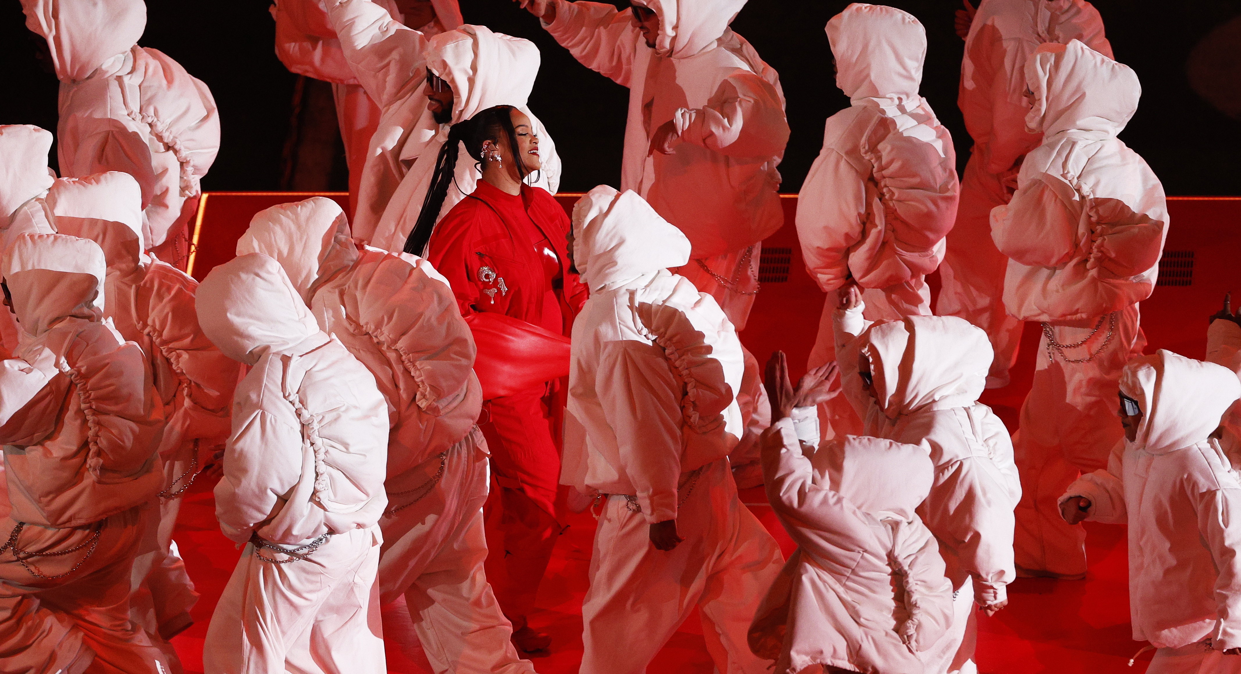 Glendale (United States), 12/02/2023.- Barbadian singer Rihanna performs during halftime of Super Bowl LVII between the AFC champion Kansas City Chiefs and the NFC champion Philadelphia Eagles at State Farm Stadium in Glendale, Arizona, 12 February 2023. The annual Super Bowl is the Championship game of the NFL between the AFC Champion and the NFC Champion and has been held every year since January of 1967. (Estados Unidos, Filadelfia) EFE/EPA/JOHN G. MABANGLO