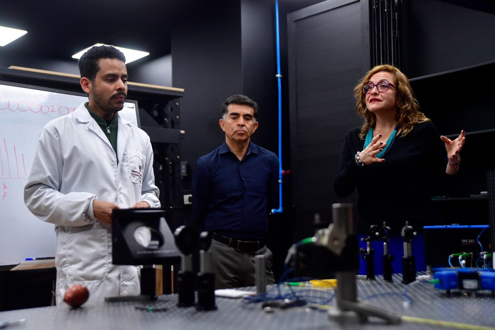 Jorge Galvis (izquierda), Jairo Ayala y María del Rosario González, directora del Instituto Nacional de Metrología.