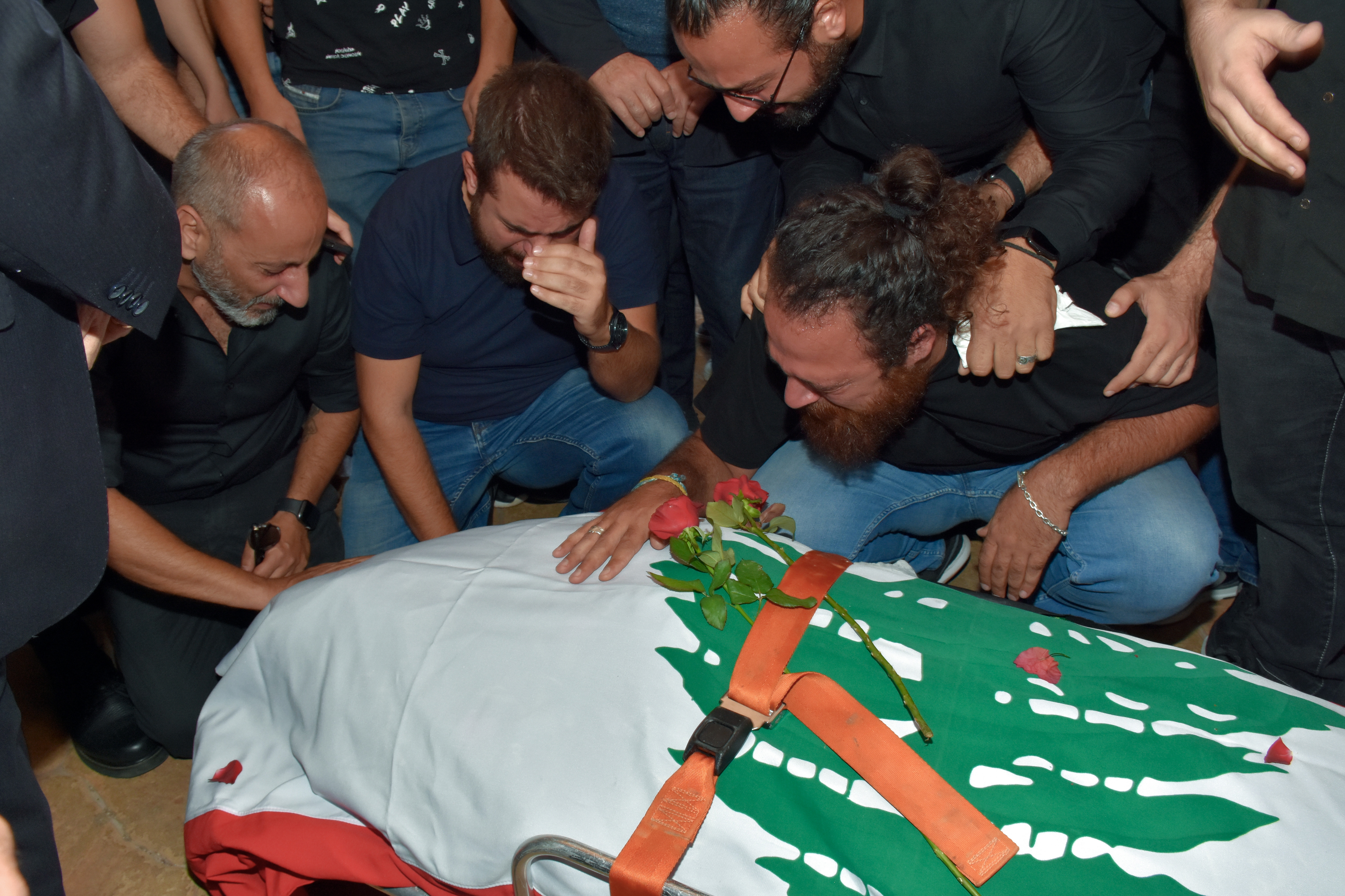 Khiam (Lebanon), 14/10/2023.- Friends and relatives mourn next to the remains of Reuters videojournalist Issam Abdullah in Khiam town, southern Lebanon, 14 October 2023. Abdullah was killed when "he was struck by missiles fired from the direction of Israel" the agency said in statement, adding that two other journalists also sustained injuries. "We are aware of the incident with the Reuters journalist," Israeli army spokesman Lt Col Richard Hecht told a regular briefing. "We are looking into it. We already have visuals. We're doing cross examination. It's a tragic thing," he said. (Líbano) EFE/EPA/ZIAD CHOUFI