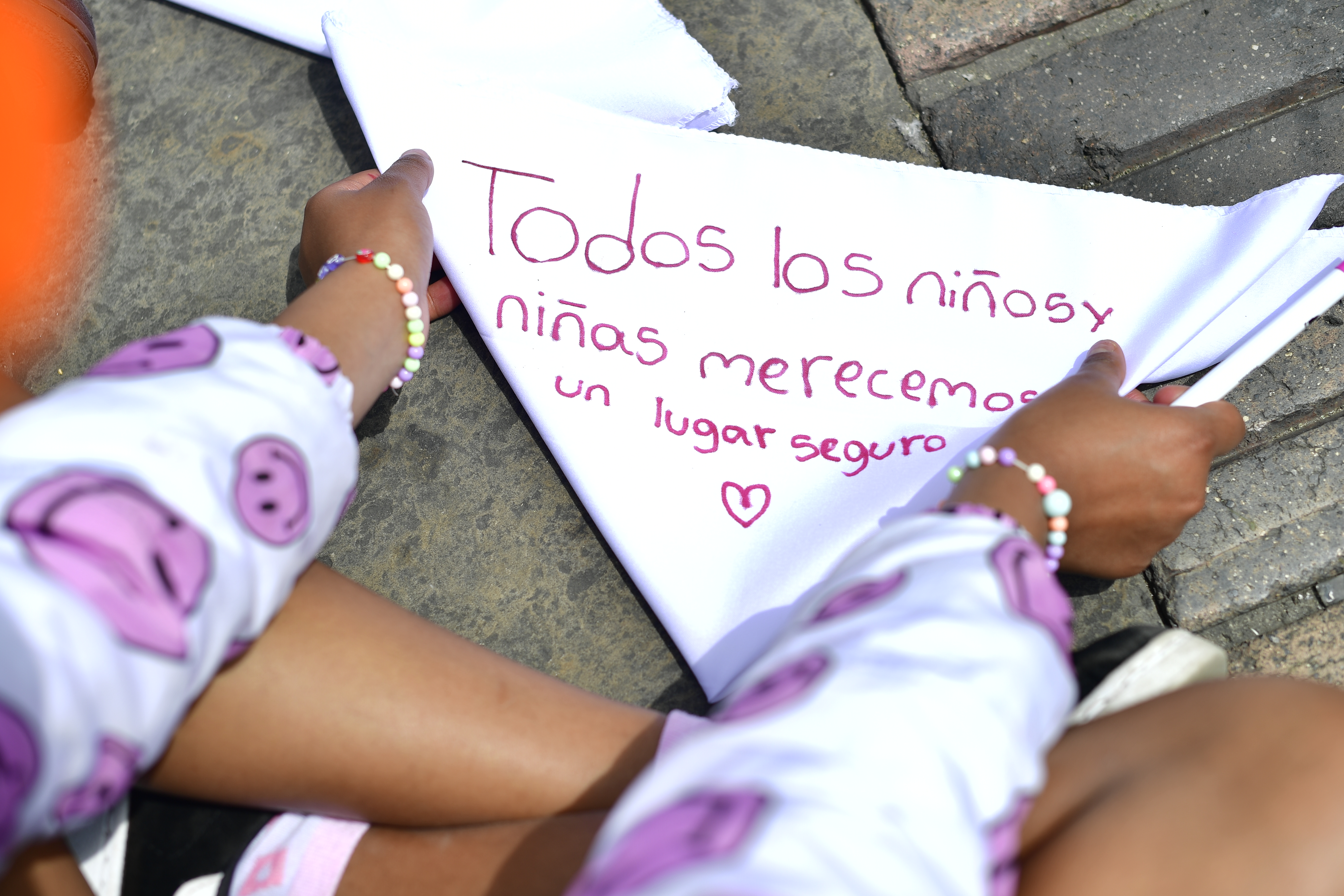 Salud mental, embarazo temprano y violencia: los riesgos que enfrentan jóvenes en Colombia