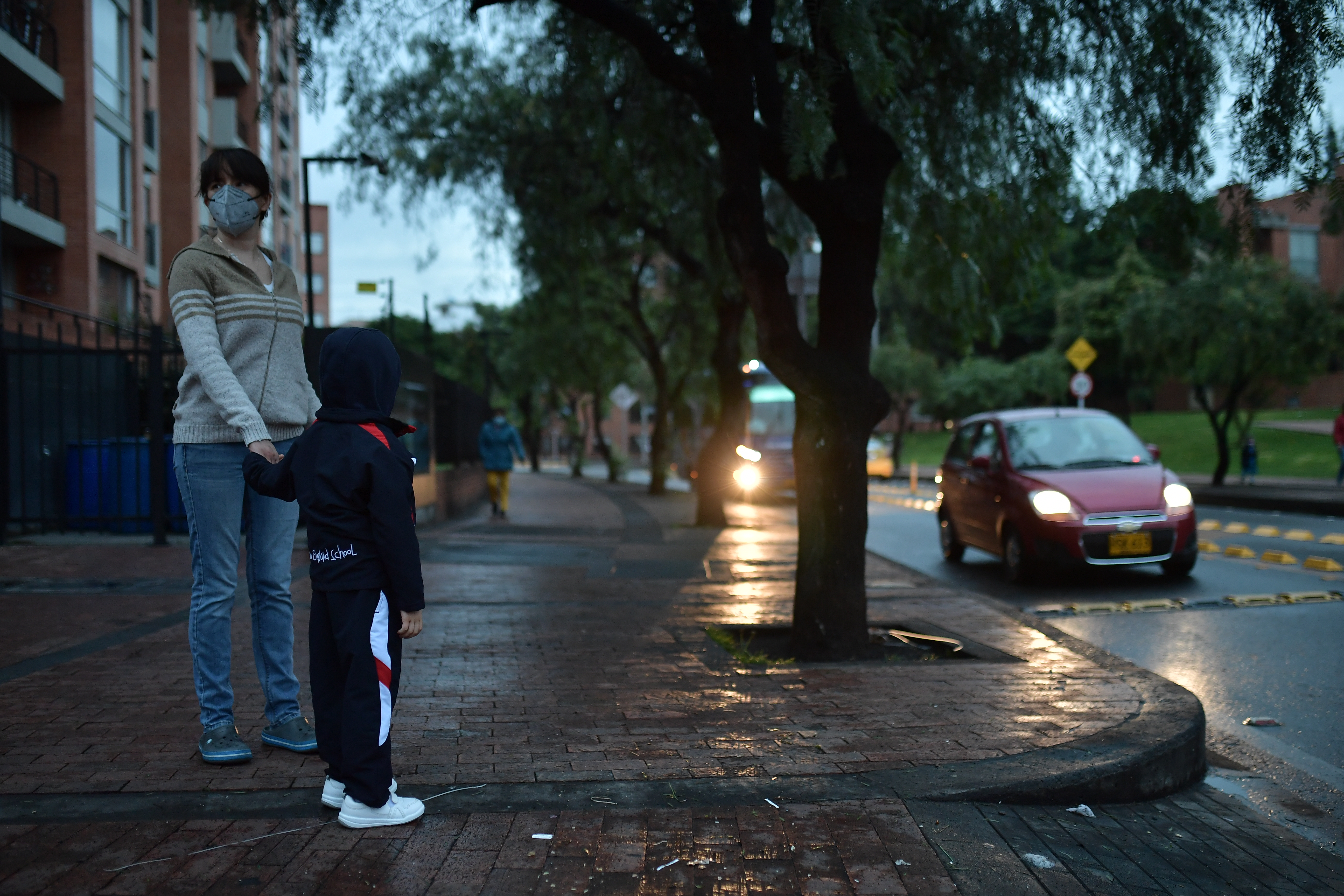 Varios colegios suspendieron clases presenciales en Bogotá por fuertes lluvias