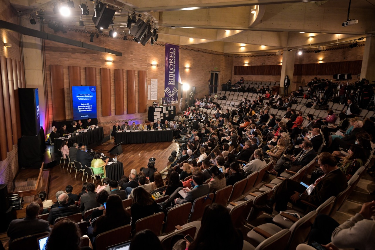 La biblioteca Virgilio Barco se llenó de rostros de víctimas de secuestro y desaparición forzada a manos de la exguerrilla de las Farc. Sus familiares intervinieron con muestras artísticas la entrada al auditorio en el que la JEP adelanta las audiencias de reconocimiento contra el antiguo secretariado de la guerrilla.