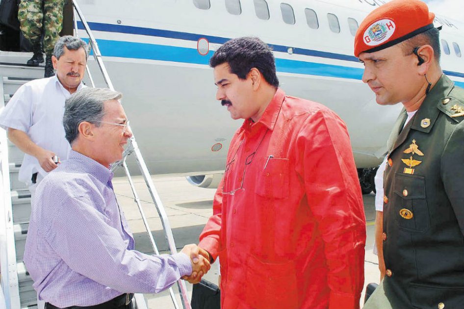 Piden a Santos que defienda a Uribe frente acusaciones de Nicolás Maduro