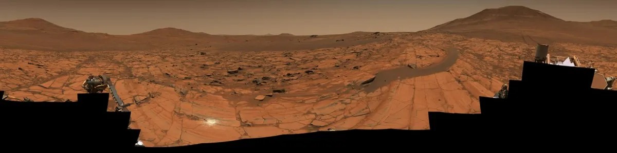 En parte izquierda se puede observar uno de los parches de abrasión realizados por el rover.