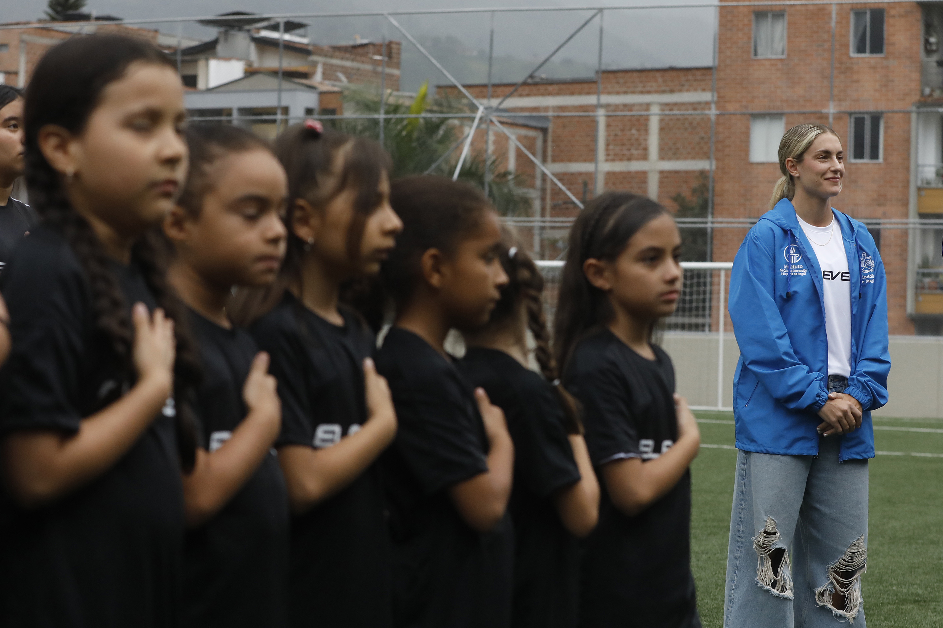 AME5272. ITAGÜÍ (COLOMBIA), 19/06/2024.- La futbolista del Barcelona Alexia Putellas asiste a un acto este miércoles, en Itagüí (Colombia). Putellas a través de su fundación 'Eleven' y la alcaldía de Itagüí abrieron la primera academia de fútbol de su fundación. EFE/ Luis Eduardo Noriega Arboleda