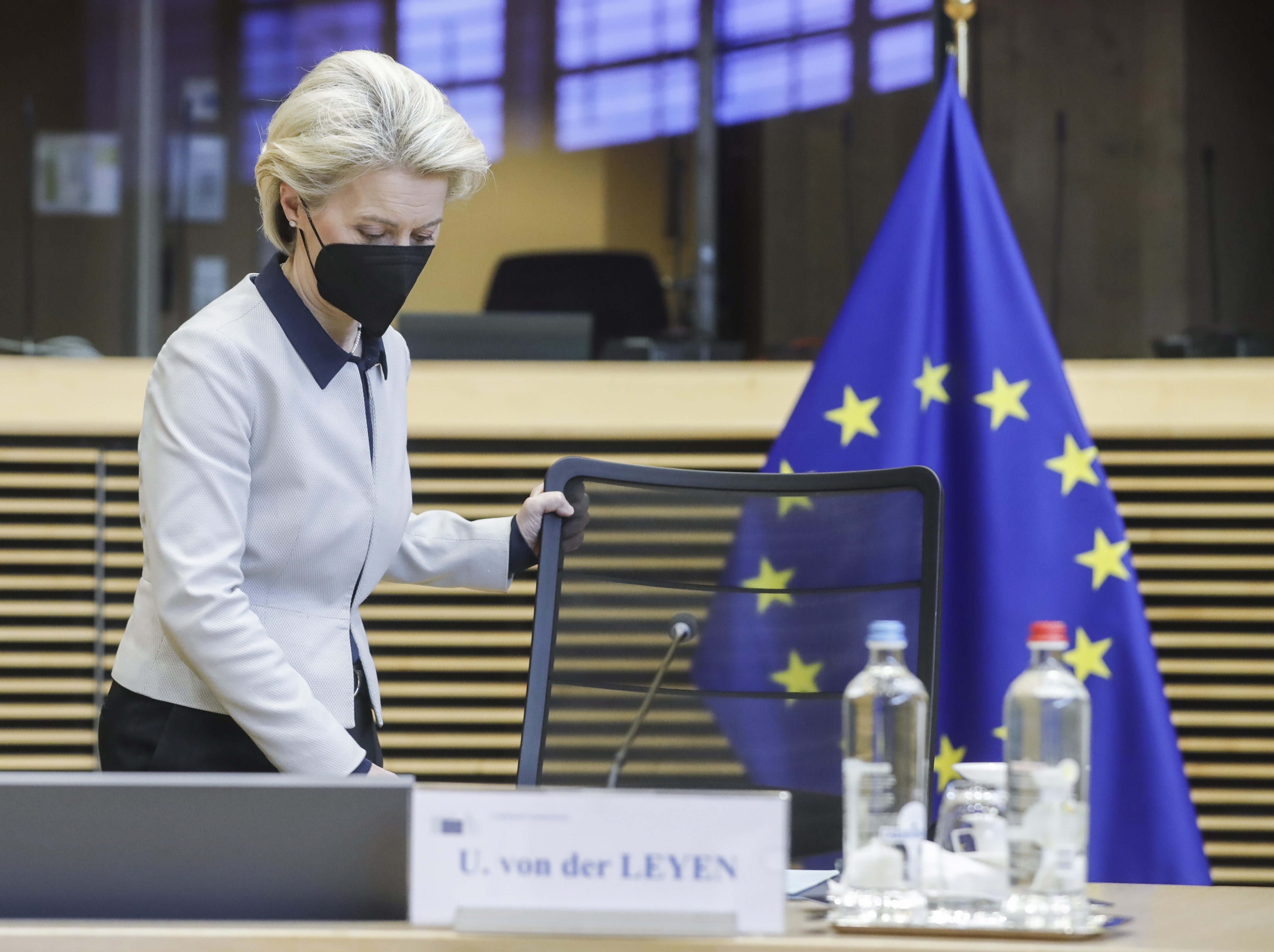 Brussels (Belgium), 24/01/2022.- European Commission President Ursula von der Leyen arrives to a special EU commission meeting following Russia's aggression against Ukraine, in Brussels, Belgium, 24 February 2022. European Union leaders are set to meet in Brussels later in the day for an emergency summit on the Ukraine crisis. (Bélgica, Rusia, Ucrania, Bruselas) EFE/EPA/STEPHANIE LECOCQ