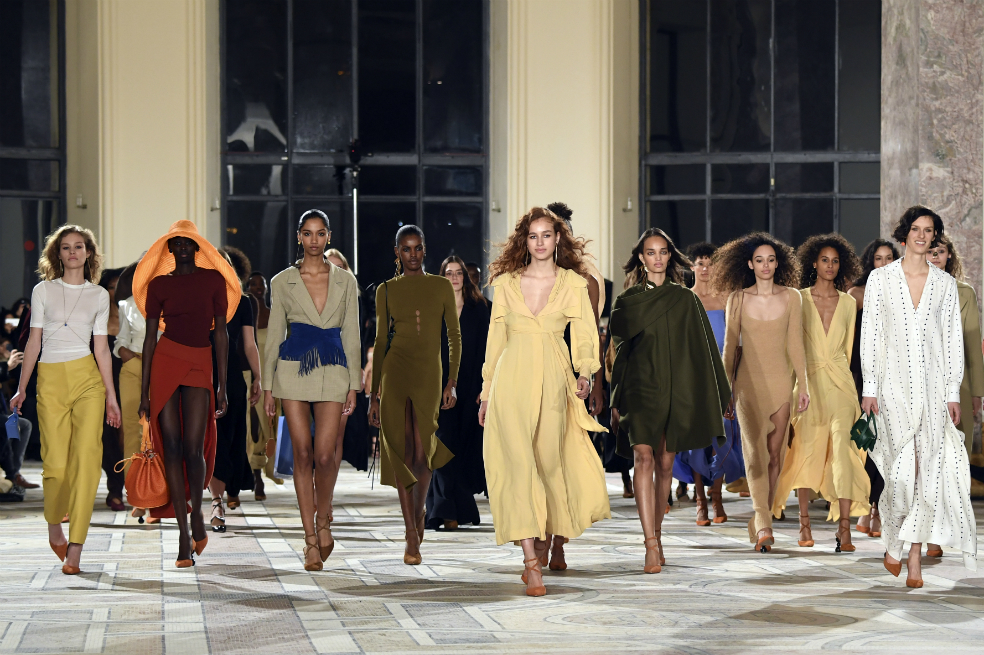 En plena ola de frío, París da inicio a su Semana de la Moda
