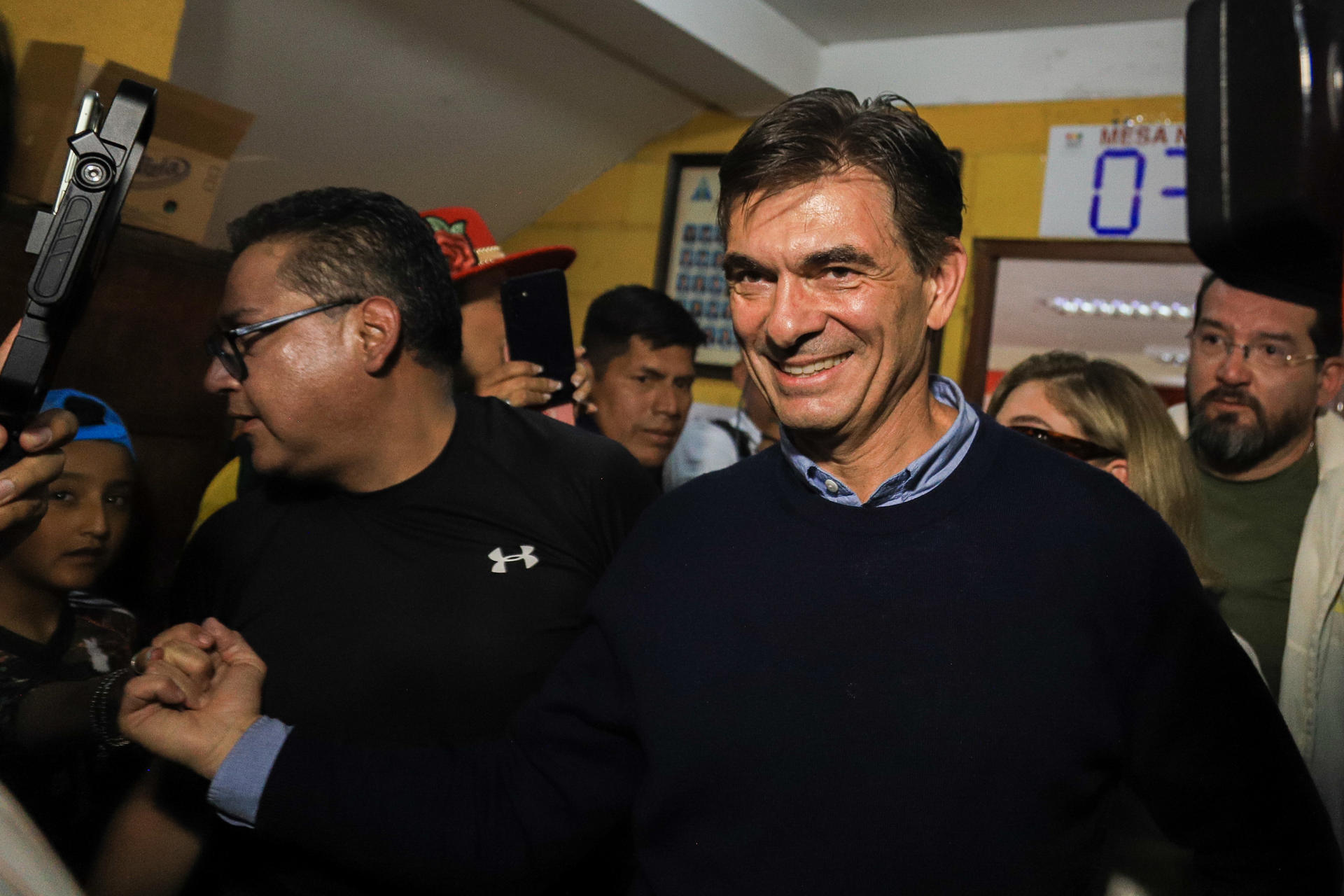 AME9738. LA PAZ (BOLIVIA), 19/10/2025.- El candidato a la Presidencia de Bolivia por el Partido Demócrata Cristiano (PDC), Rodrigo Paz, acompaña a su hija a votar este domingo, en la segunda vuelta electoral, en La Paz (Bolivia). EFE/ Gabriel Márquez
