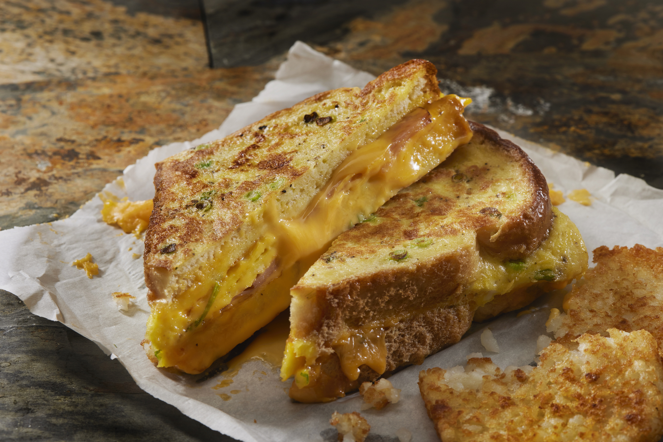 Receta para preparar sánduche de tres quesos