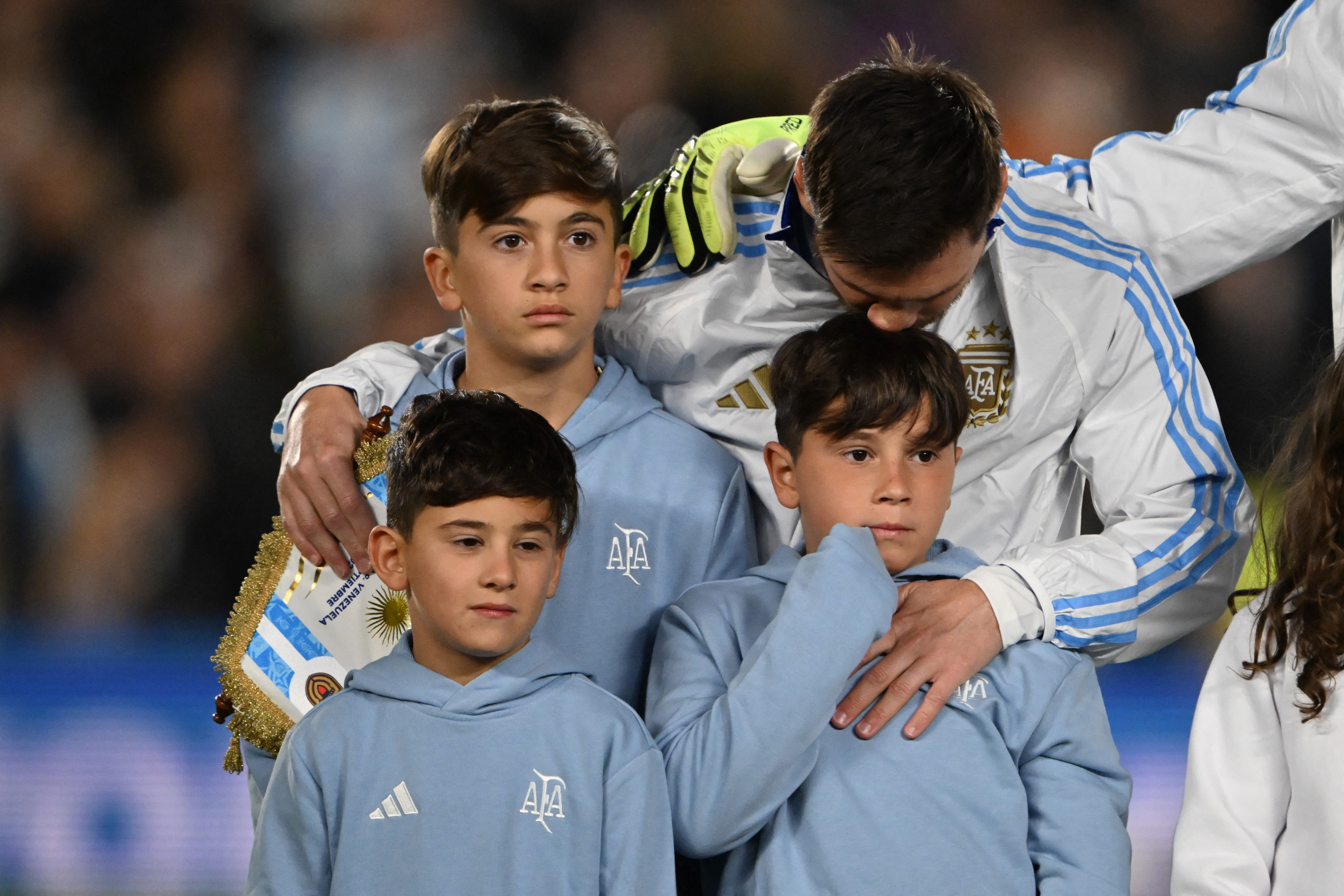 La imagen de Messi, llorando junto a sus hijos, le da la vuelta al mundo: video