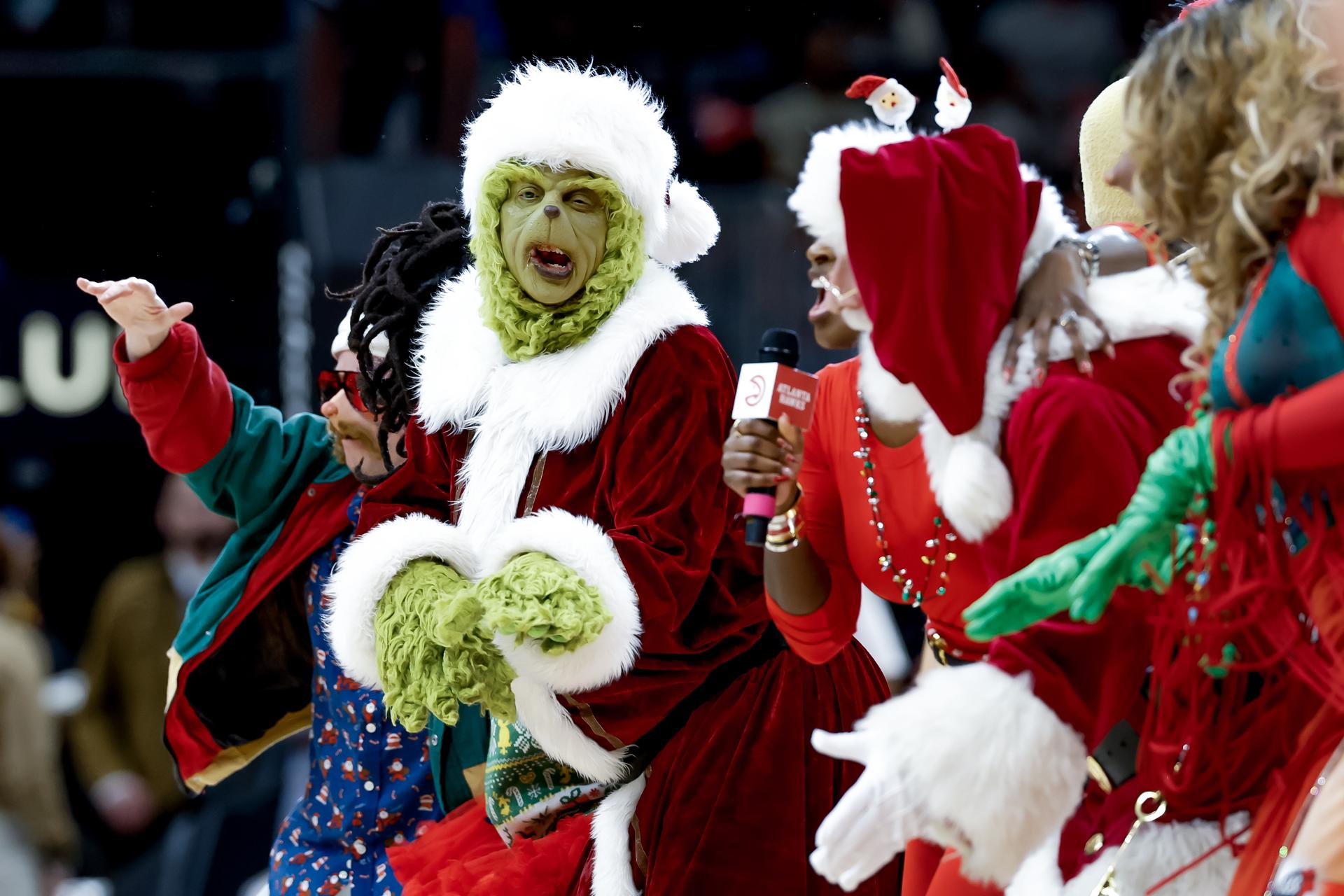 ATLANTA (United States), 24/12/2025.- The Grinch joins other Christmas characters during a timeout in the second half of an NBA basketball game between the Chicago Bulls and the Atlanta Hawks in Atlanta, Georgia, USA, 23 December 2025. (Baloncesto) EFE/EPA/ERIK S. LESSER SHUTTERSTOCK OUT
