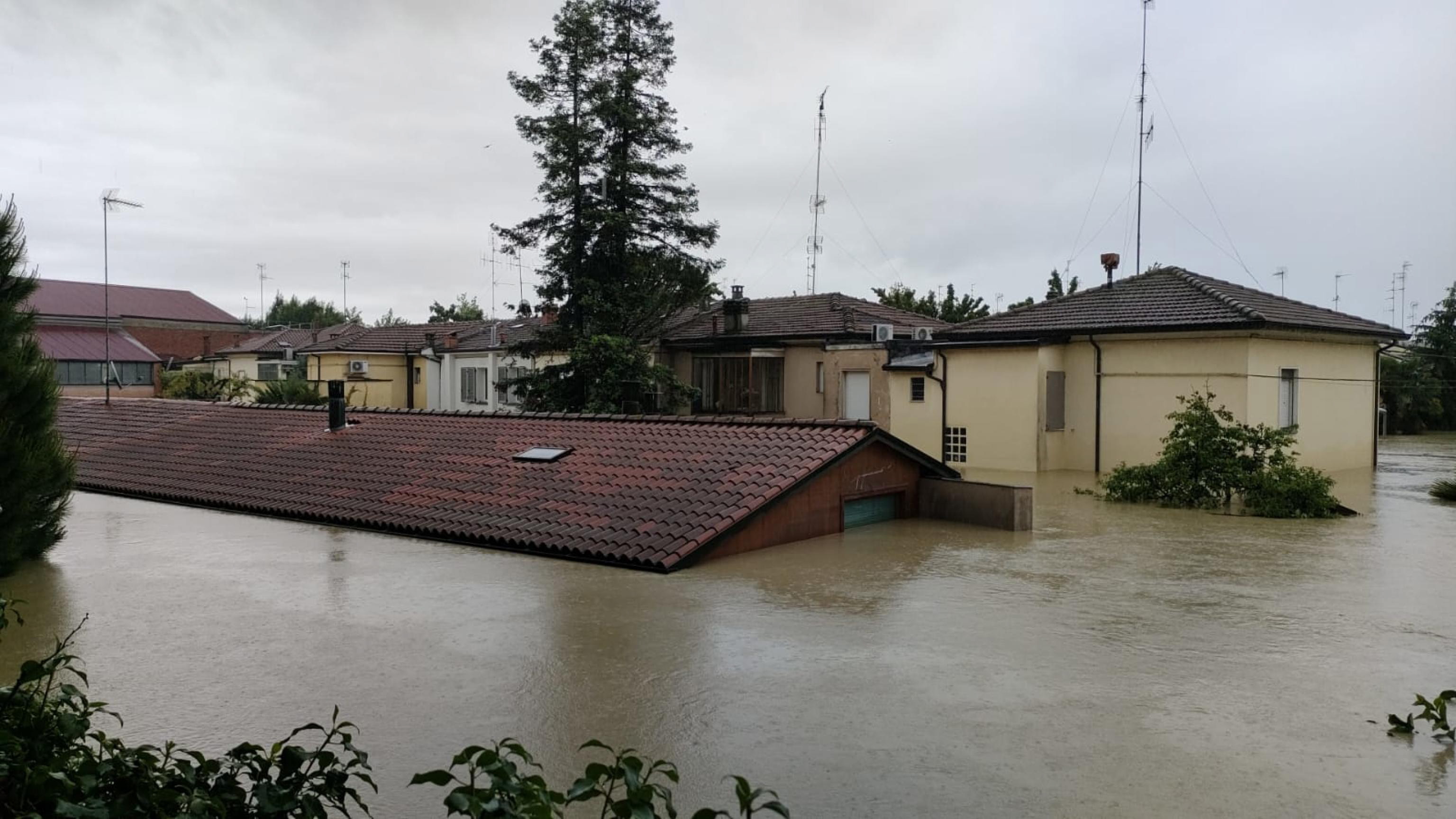 Faenza (Italy), 16/05/2023.- Flooded areas in Faenza, one of the cities most affected by the flooding of the Lamone river, at Ponte delle Grazie, near Ravenna, Italy, 17 May 2023. A fresh wave of torrential rain is battering Italy, especially the northeastern region of Emilia-Romagna and other parts of the Adriatic coast. (Italia) EFE/EPA/TOMMASO ROMANIN