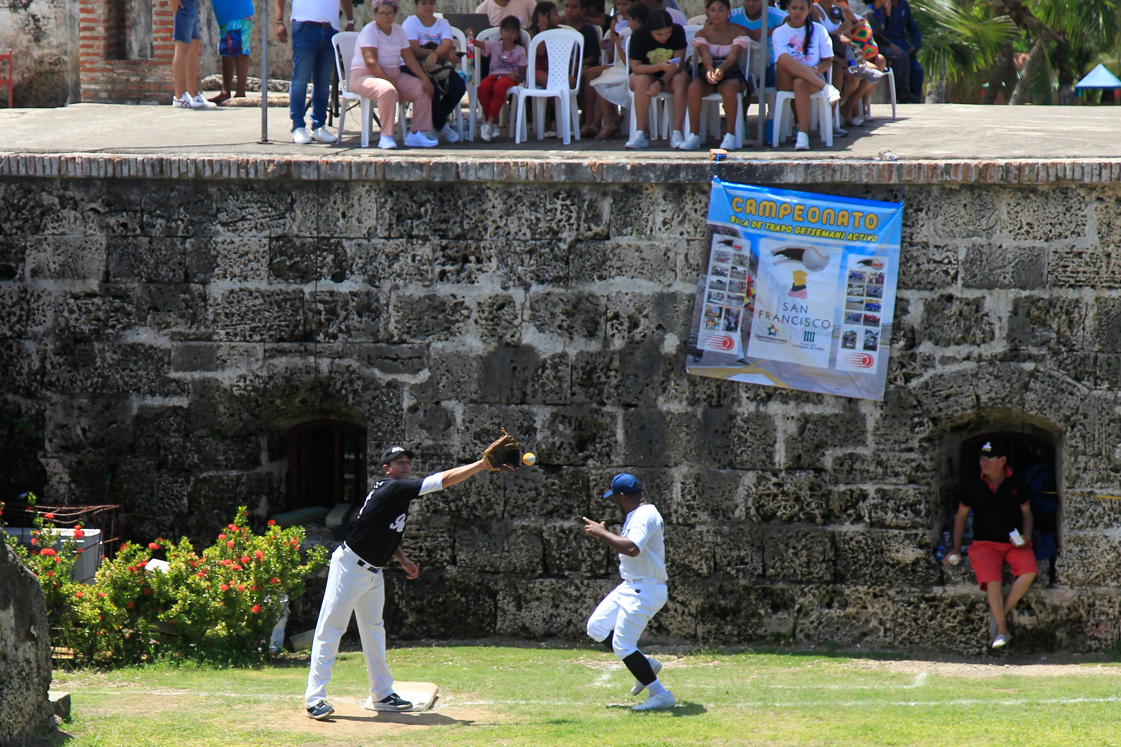 AME1762. CARTAGENA (COLOMBIA), 02/10/2022.- Habitantes del histórico barrio de Getsemaní juegan la final del campeonato de Bola de Trapo, un tradicional juego similar al beisbol que se juega con una bola elaborada con trapos e hilo forrados con un cuero semejando la original pelota caliente, en Cartagena (Colombia). Esta es una tradición que los getsemanicenses tratan de mantener viva a pesar de no contar con ninguna clase de apoyo por parte de las autoridades municipales de la ciudad, y es también una forma de resistencia frente a la fuerte gentrificación que sufre este sector de la ciudad invadido por el turismo. EFE/ Ricardo Maldonado Rozo