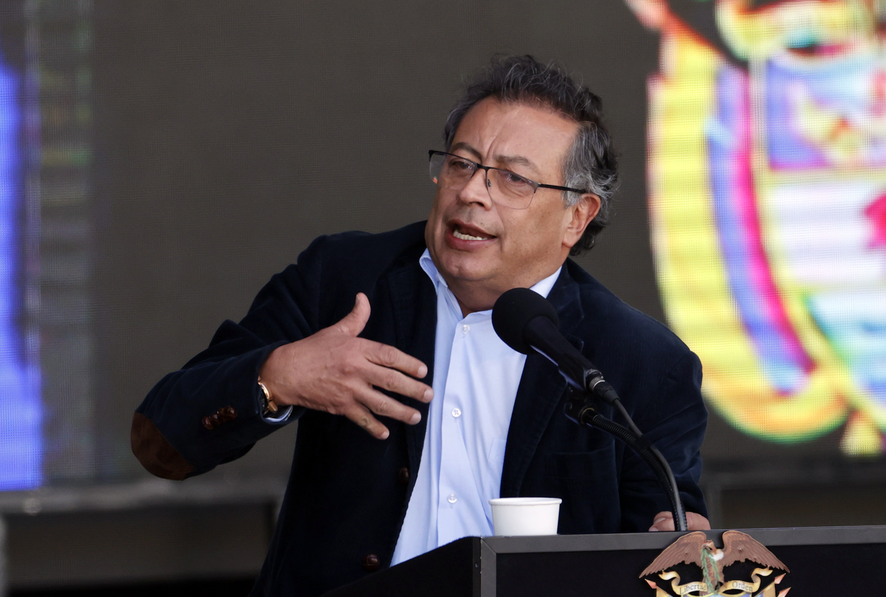 AME1132. BOGOTÁ (COLOMBIA), 26/01/2025.- Fotografía de archivo del presidente de Colombia, Gustavo Petro, durante una concentración de seguidores, en la Plaza Bolívar de Bogotá (Colombia). Petro afirmó este domingo que en el país hay 15.660 estadounidenses establecidos de "manera irregular" y los invitó a acercarse a "regularizar su situación". EFE/ Mauricio Dueñas Castañeda ARCHIVO