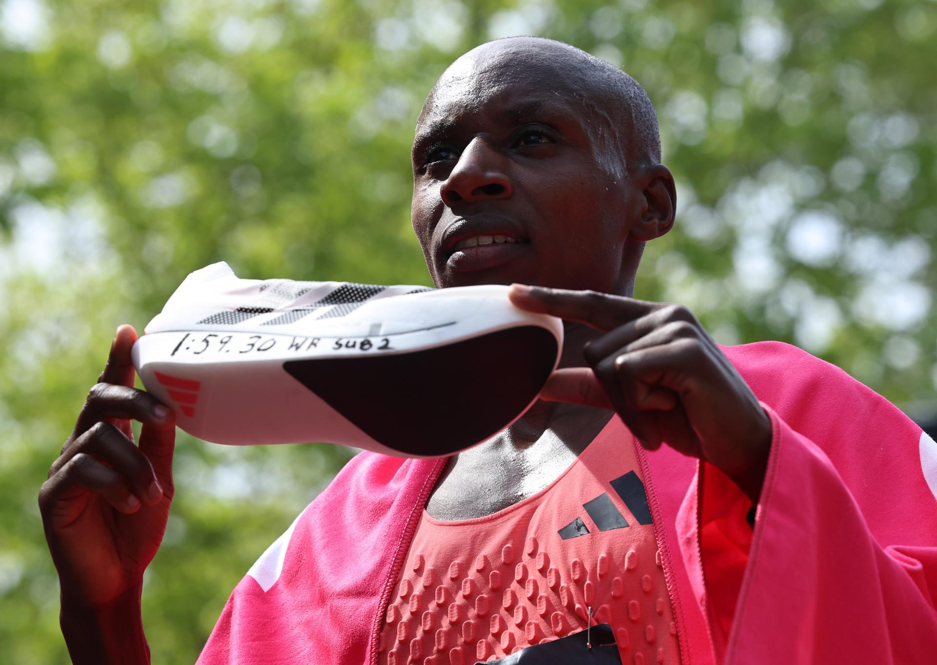 LONDON (United Kingdom), 26/04/2026.- Sabastian Sawe of Kenya poses with a shoe after he wins the London Marathon with a World Record and the first sub two-hour marathon time of 1:59:30 h during the London Marathon in London, Britain 26 April 2026. Taking place since 1981, the London Marathon is one of the most popular marathons in the world, with a record-breaking total of more than 59,000 people are expected to take part in the 2026 race. (Maratón, Kenia, Reino Unido, Londres) EFE/EPA/NEIL HALL