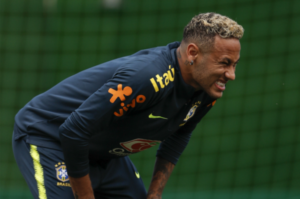 Neymar se retira cojeando y preocupa de nuevo a Brasil