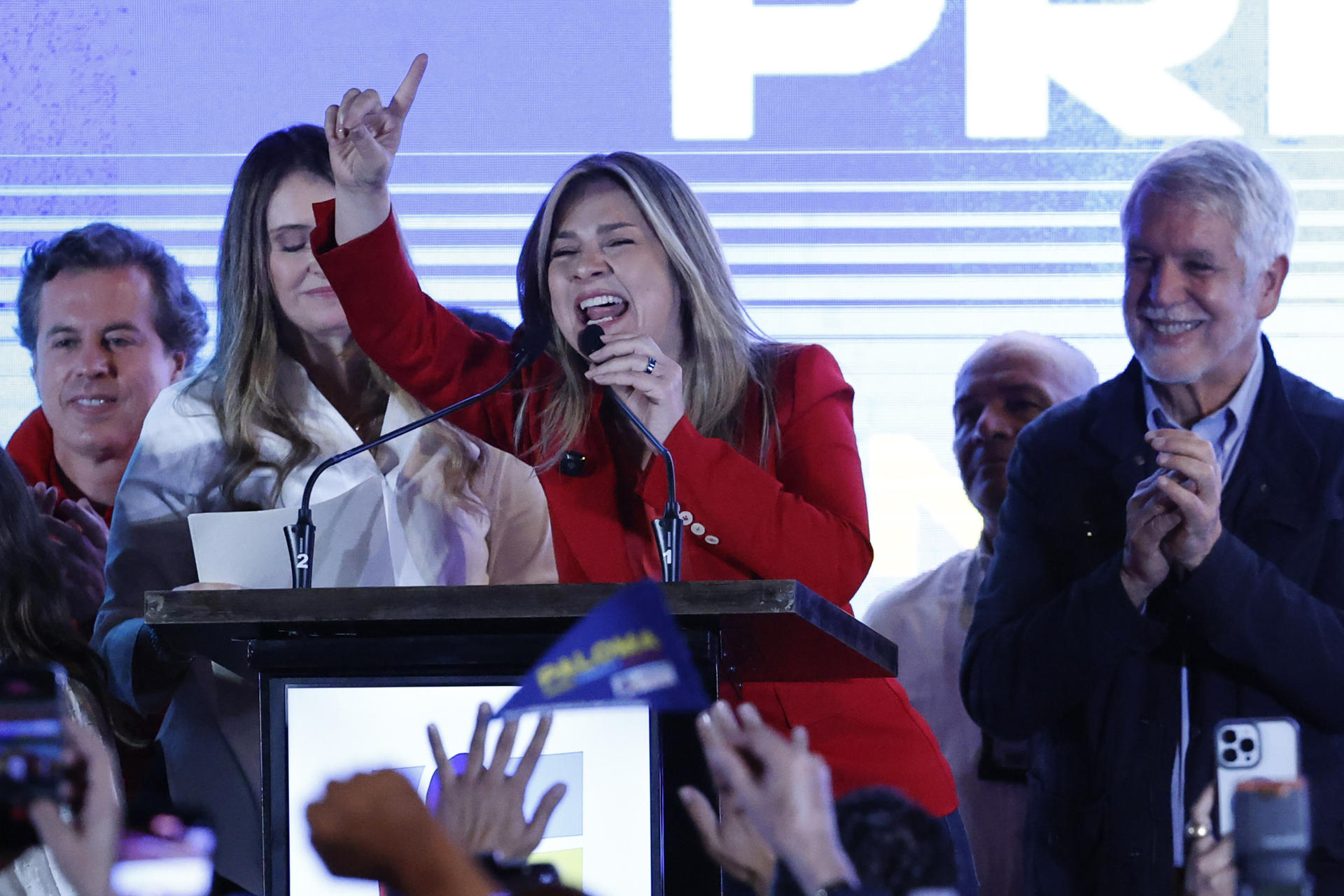 AME2221. BOGOTÁ (COLOMBIA), 08/03/2026.- La aspirante a la Presidencia de Colombia la periodista Vicky Dávila (c) habla durante la celebración de la senadora y candidata del partido uribista Centro Democrático a la presidencia de Colombia, Paloma Valencia (2-i), quien ganó 'La gran consulta por Colombia' este domingo, en Bogotá (Colombia). EFE/ Mauricio Dueñas Castañeda
