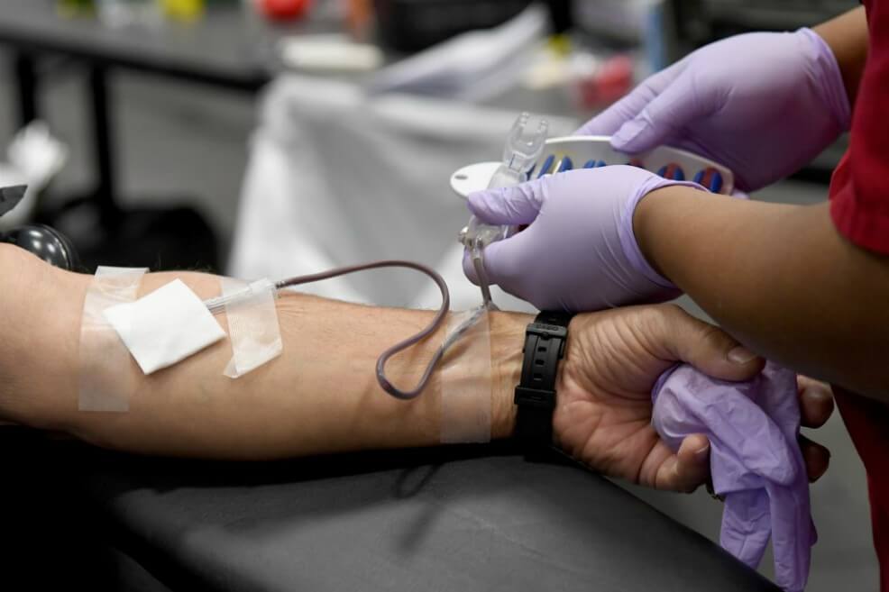 ¿Los pacientes que se salvaron de COVID-19 pueden ayudar a los que apenas se infectan?