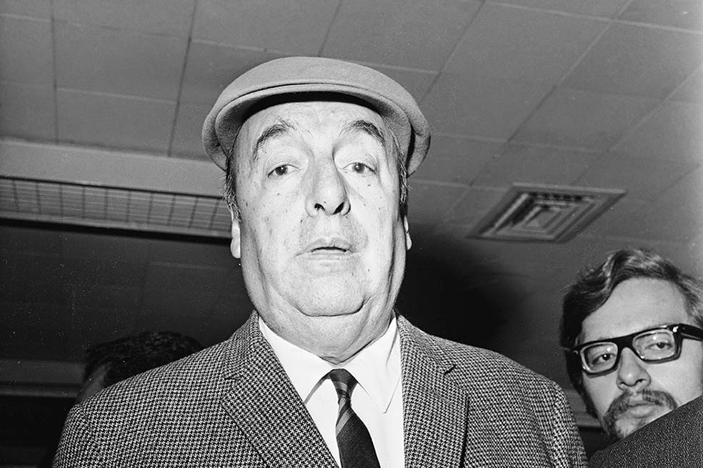 Comisión forense pretende aclarar si Pablo Neruda murió de cáncer o envenenado