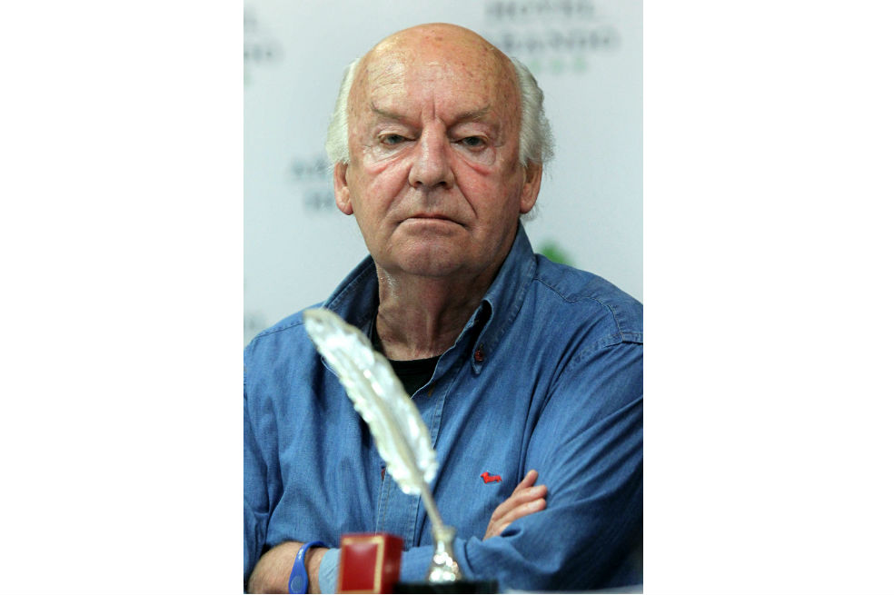 Eduardo Galeano escribió "El fútbol a sol y sombra" en 1995. Su última edición incluye relatos e historias del Mundial de Brasil 2014.