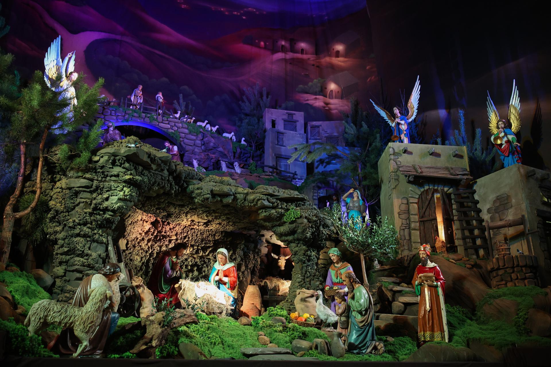 Katowice (Poland), 22/12/2025.- A view of a moving Christmas crib displayed in the Basilica of Saint Louis the King and the Assumption of the Blessed Virgin Mary in Katowice, southern Poland, 22 December 2025. (Polonia) EFE/EPA/JAREK PRASZKIEWICZ POLAND OUT