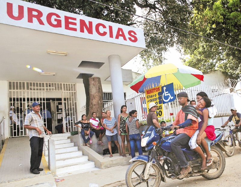 En Carmen de Bolívar, varias niñas ingresaron al Hospital Nuestra Señora del Carmen tras ser vacunadas. /AFP