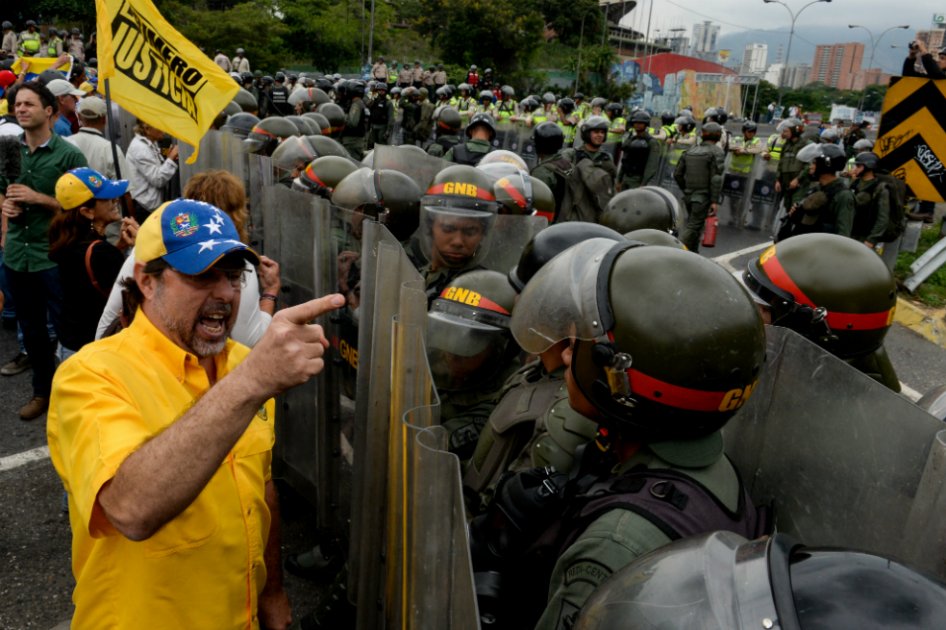 Opositores venezolanos marcharon para acelerar revocatorio contra Maduro