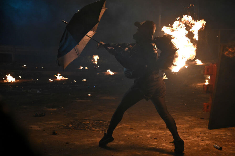 Fuertes enfrentamientos entre manifestantes y policía en Hong Kong