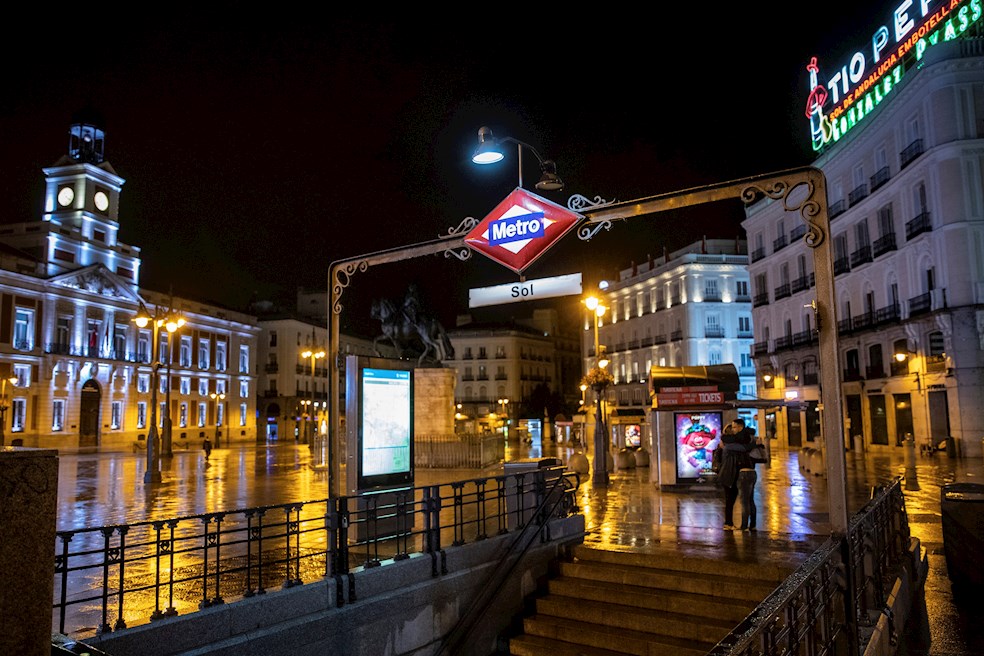 España decreta estado de alarma y vuelve al toque de queda nocturno