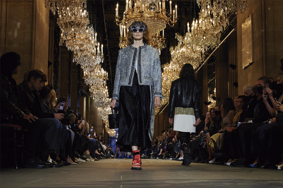 Activistas interrumpen el desfile de Louis Vuitton en París