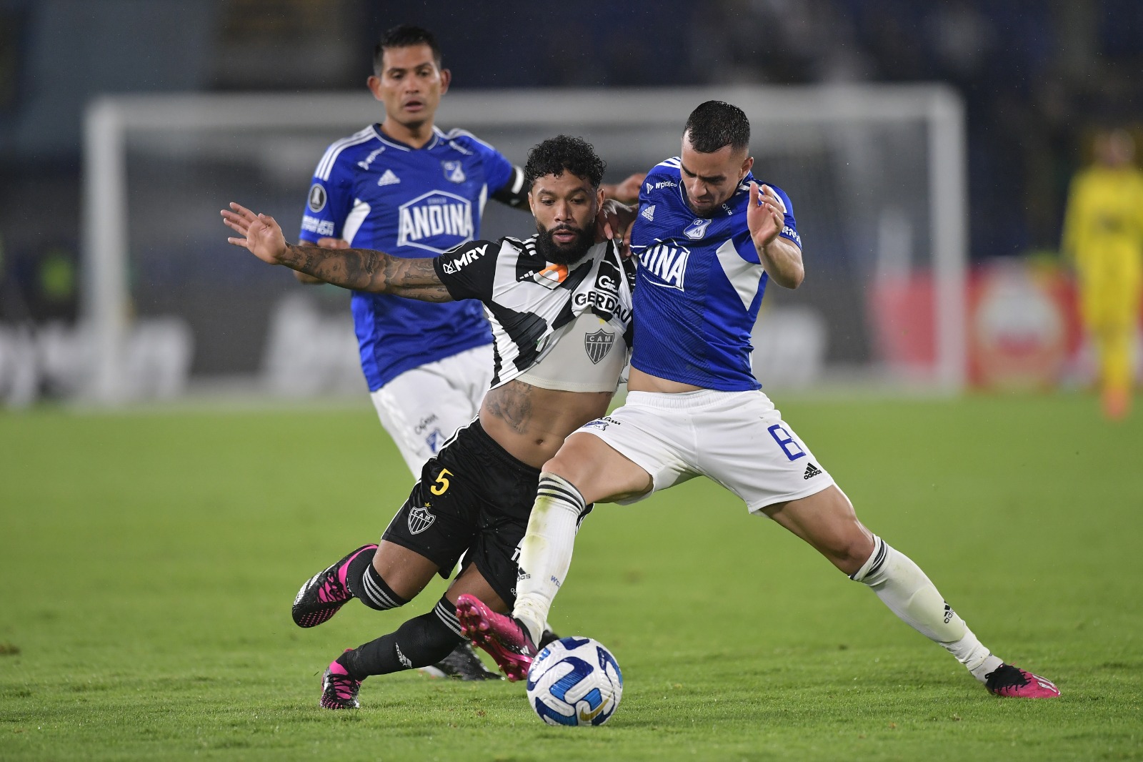 El mediocampo fue un escenario de batalla. Por momentos en ese espacio de la cancha el juego se tornó áspero y pausado.