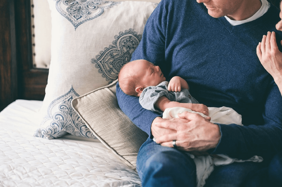 Hombre al que no le querían pagar licencia de paternidad triunfa en Corte Constitucional