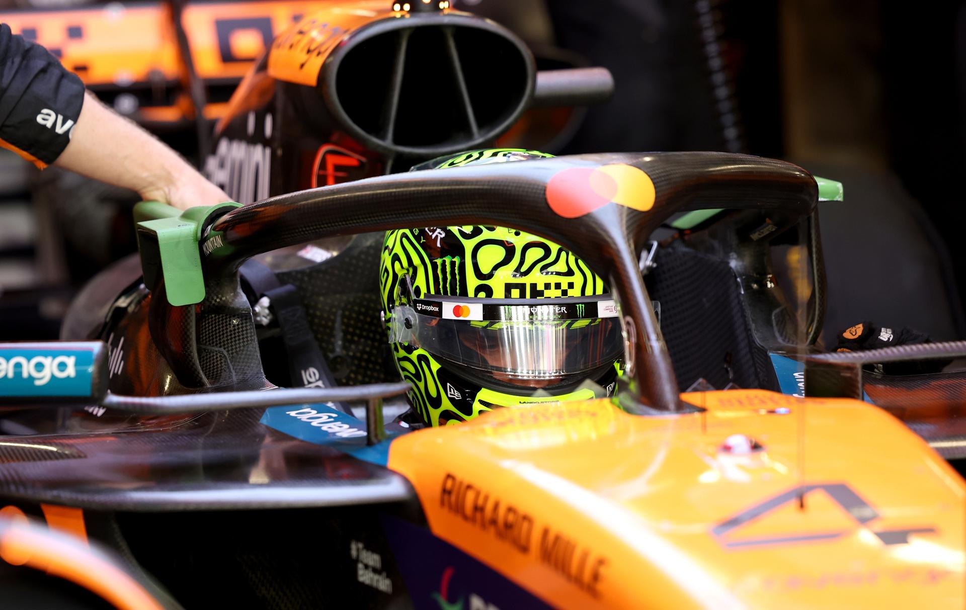 LUSAIL (Qatar), 29/11/2025.- McLaren driver Lando Norris of Great Britain
gets ready for the Sprint race of the Formula One Qatar Grand Prix at the Lusail International Circuit racetrack outside Doha, Qatar, 28 November 2025. The Formula 1 Qatar Grand Prix will be held on 30 November 2025. (Fórmula Uno, Gran Bretaña, Reino Unido, Catar) EFE/EPA/ALI HAIDER
