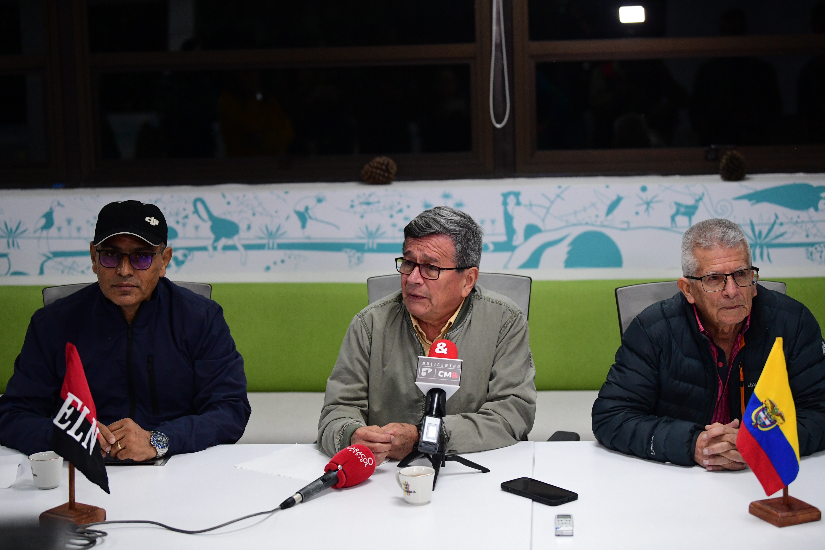 De izquierda a derecha, Aureliano Carbonell, miembro de la delegación de paz del ELN, Pablo Beltrán, jefe de la delegación de paz del ELN y Bernardo Téllez, integrante de la delegación de paz del ELN