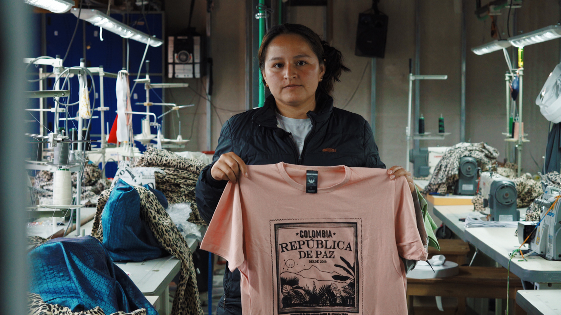Luz Marina Cortéz, presidenta de Avanza, muestra los productos del taller de confecciones. / Laura Salomón.