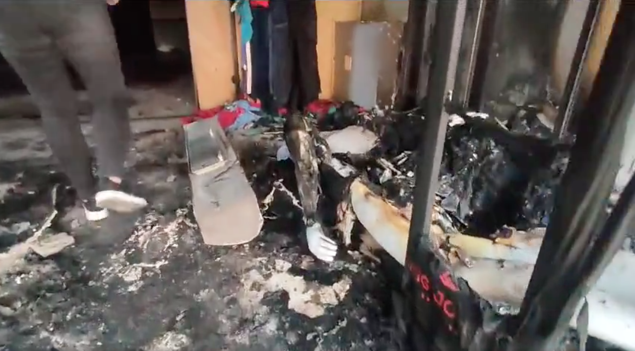 Ingresaron a un almacén para saquearlo mientras se incendiaba, en Girón