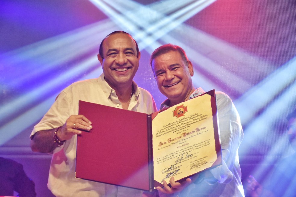 Iván Villazón, condecorado por Congreso de la República en el Festival Vallenato