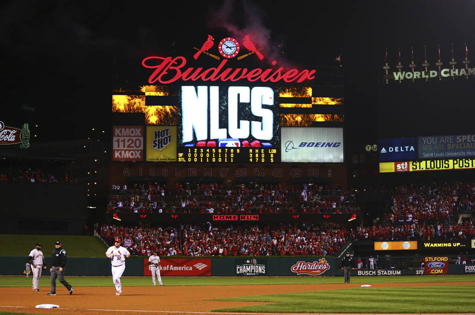 El Busch Stadium de San Luis celebra el cuadrangular de Matt Adams (Cardenales) en la octava entrada del segundo partido de la serie.// foto: AFP